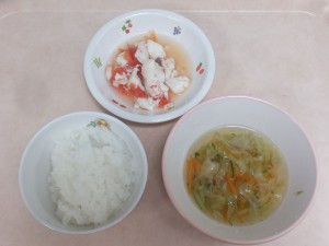 ９～１１か月 軟飯 魚のトマト煮 野菜スープ