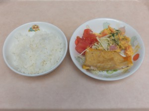 幼児食 ご飯 魚のピカタ パンプキンサラダ ボイルキャベツ トマト