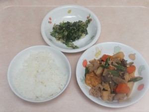幼児食 ご飯 豚肉と野菜の味噌炒め煮 ゴマ和え