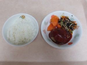 幼児食 ご飯 豆腐ハンバーグ ひじきのサラダ 人参グラッセ