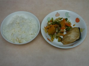 幼児食 ご飯 煮魚 夏野菜の酢の物