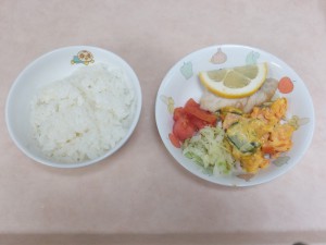 幼児食 ご飯 魚のムニエル パンプキンサラダ トマト