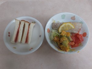 幼児食 ジャムサンド 魚のムニエル パンプキンサラダ ボイルキャベツ トマト