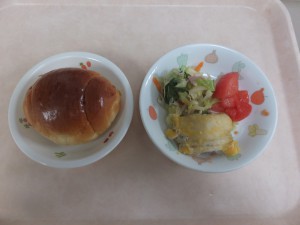 幼児食 ロールパン 魚のピカタ 野菜ソテー トマト