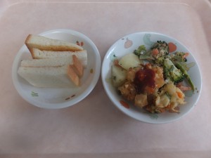 幼児食 ジャムパン 魚のナゲット ブロッコリーサラダ 粉吹芋
