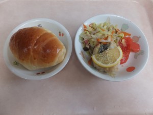 幼児食 ロールパン 魚のムニエル 野菜ソテー トマト