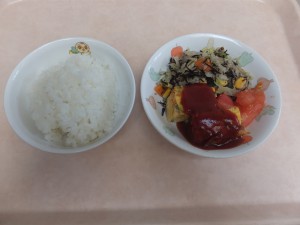 幼児食 ご飯 キャロットオムレツ ひじきサラダ トマト