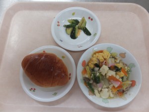 幼児食 ロールパン 豆腐の中華煮 中華風きゅうり