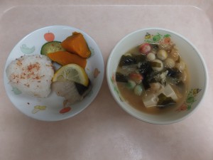 幼児食 おにぎり 味噌汁 魚のムニエル ほくほくかぼちゃ きゅうり（収穫物）