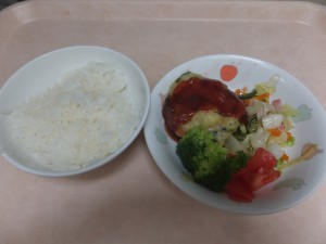 幼児食 ご飯 ポテトバーグ 野菜ソテー トマト ブロッコリー
