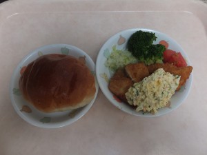 幼児食 ジャムパン 魚のフライタルタルソース トマト ボイル野菜