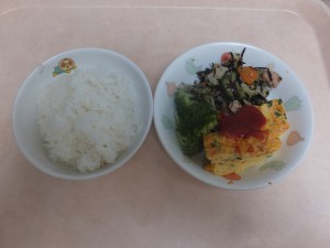 幼児食 ご飯 キャロットオムレツ ひじきサラダ ブロッコリー