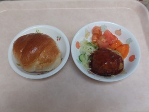 幼児食 ロールパン 豆腐ハンバーグ ボイル野菜 人参グラッセ 