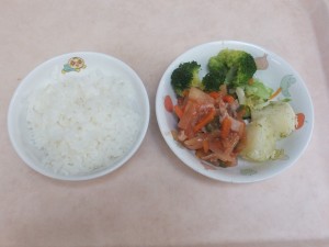 幼児食 ご飯 ポークケチャップハワイアン 粉吹芋 コールスロー ブロッコリー