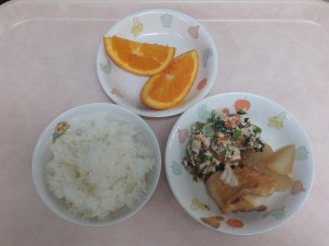 幼児食 ご飯 魚と野菜の煮物 白和え オレンジ