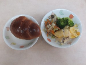 幼児食 ご飯 ささみのピカタ 野菜ソテー ブロッコリー 