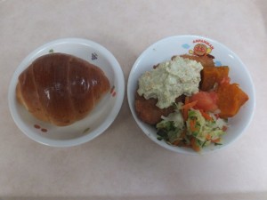 幼児食 ロールパン 魚のフライタルタルソース コールスロー トマト ほおくほくかぼちゃ