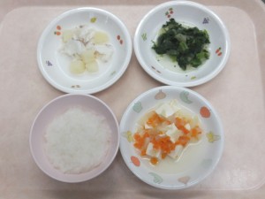 離乳食 おかゆ 鯛とジャガイモの炊き合せ ほうれん草のりんご煮 豆腐と野菜の炊き合わせ