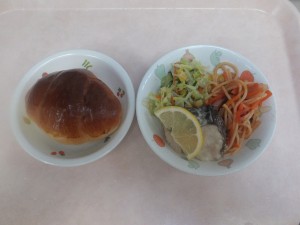 幼児食 ロールパン 魚のムニエル スパゲティソテー コールスロー