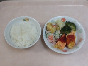 幼児食 ご飯 キャロットオムレツ スイートサラダ ボイル野菜