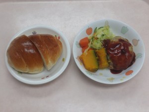 幼児食 ロールパン 豆腐ハンバーグ 人参グラッセ ほくほくかぼちゃ ボイル野菜