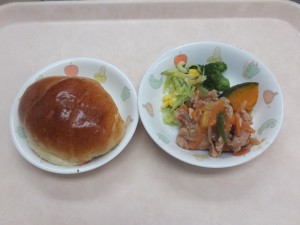幼児食 ロールパン ポークケチャップハワイアン コールスロー ボイル野菜