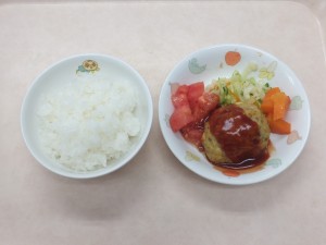 幼児食 ご飯 豆腐ハンバーグ トマト 人参グラッセ ボイル野菜