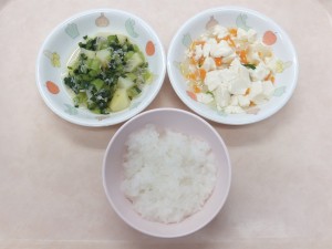 離乳食2 7倍がゆ 人参と玉ねぎと豆腐の炊き合せ しらすとじゃが芋と小松菜の炊き合せ