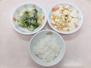 離乳食1 軟飯 人参と玉ねぎと豆腐の炊き合せ しらすとじゃが芋と小松菜の炊き合せ