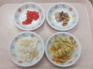離乳食2 食パン粥 さつま芋と人参とキャベツの炊き合せ トマト 煮魚