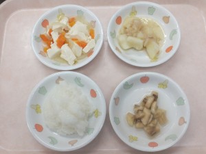離乳食1 7倍がゆ 人参と玉ねぎと豆腐の炊き合せ ツナとじゃが芋の炊き合せ 煮バナナ