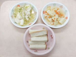 離乳食1 食パン じゃが芋と人参のそぼろ煮 玉ねぎとキャベツと豆腐の炊き合せ