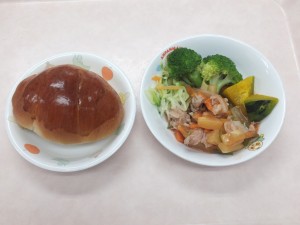 幼児食 ロールパン ポークケチャップハワイアン コールスロー ブロッコリー ほくほくかぼちゃ
