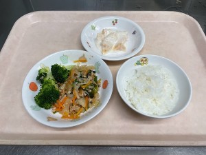 幼児食 ・豚挽肉と野菜のケチャップ炒め　・ブロッコリー　・フルーツヨーグルト