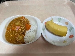 幼児食 ・カレーライス ・バナナ