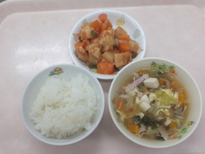 幼児食 ご飯 魚の酢豚風 レタススープ