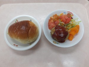 幼児食 ロールパン 豆腐ハンバーグ ボイル野菜 トマト 人参グラッセ