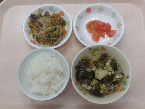 幼児食 ご飯 牛肉と野菜の炒め物 若布スープ トマト