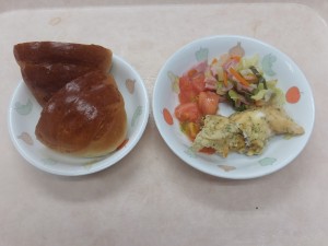 幼児食 ロールパン 魚の磯辺揚げ 野菜ソテー トマト