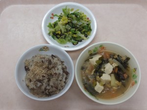幼児食 牛肉とごぼうの混ぜご飯 五目味噌汁 白菜の塩昆布和え 　（きりん組収穫）