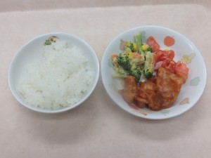 幼児食 ご飯 鶏肉のケチャップ煮 ブロッコリーサラダ トマト
