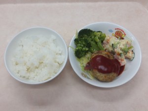 幼児食 ご飯 豆腐ハンバーグ ポテトサラダ ブロッコリー ボイルキャベツ