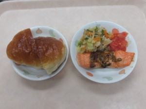 幼児食 ロールパン 魚の味噌マヨネーズ焼き 野菜ソテー トマト