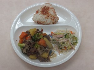 幼児食 おにぎり 牛肉と根菜の炒め物 ビーフンの中華風サラダ