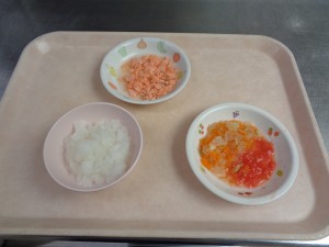 【離乳食】 軟飯 煮魚 野菜の煮びたし トマト