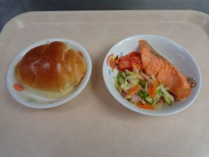 【幼児食】 ロールパン 魚ムニエル 野菜ソティ トマト