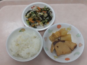 幼児食 ご飯 魚と野菜の煮物 鳴門サラダ