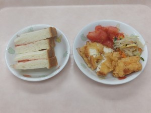 幼児食 ジャムパン 魚のコーン揚げ 伴三絲 トマト
