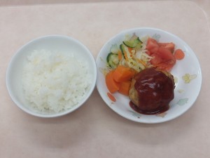 幼児食 ご飯 豆腐ハンバーグ コールスロー トマト 人参グラッセ