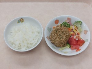 幼児食 ご飯 つくねのごま焼き ブロッコリーサラダ トマト